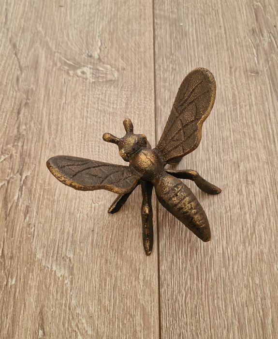 Масивна Чугунена пчела–450гр Старинен ефект.