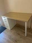 Продава се: комплект бюро + офис стол IKEA – като нови
