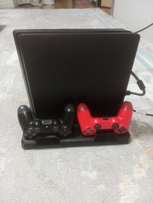 PlayStation 4 с двумя джойстиками