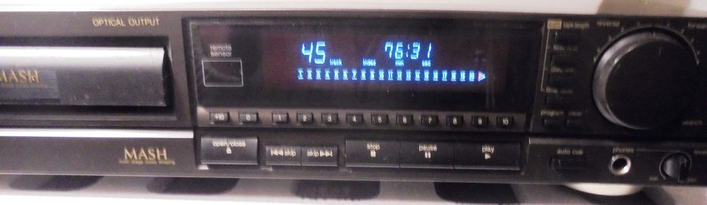 Vand  un CD player Technics SL-P477A