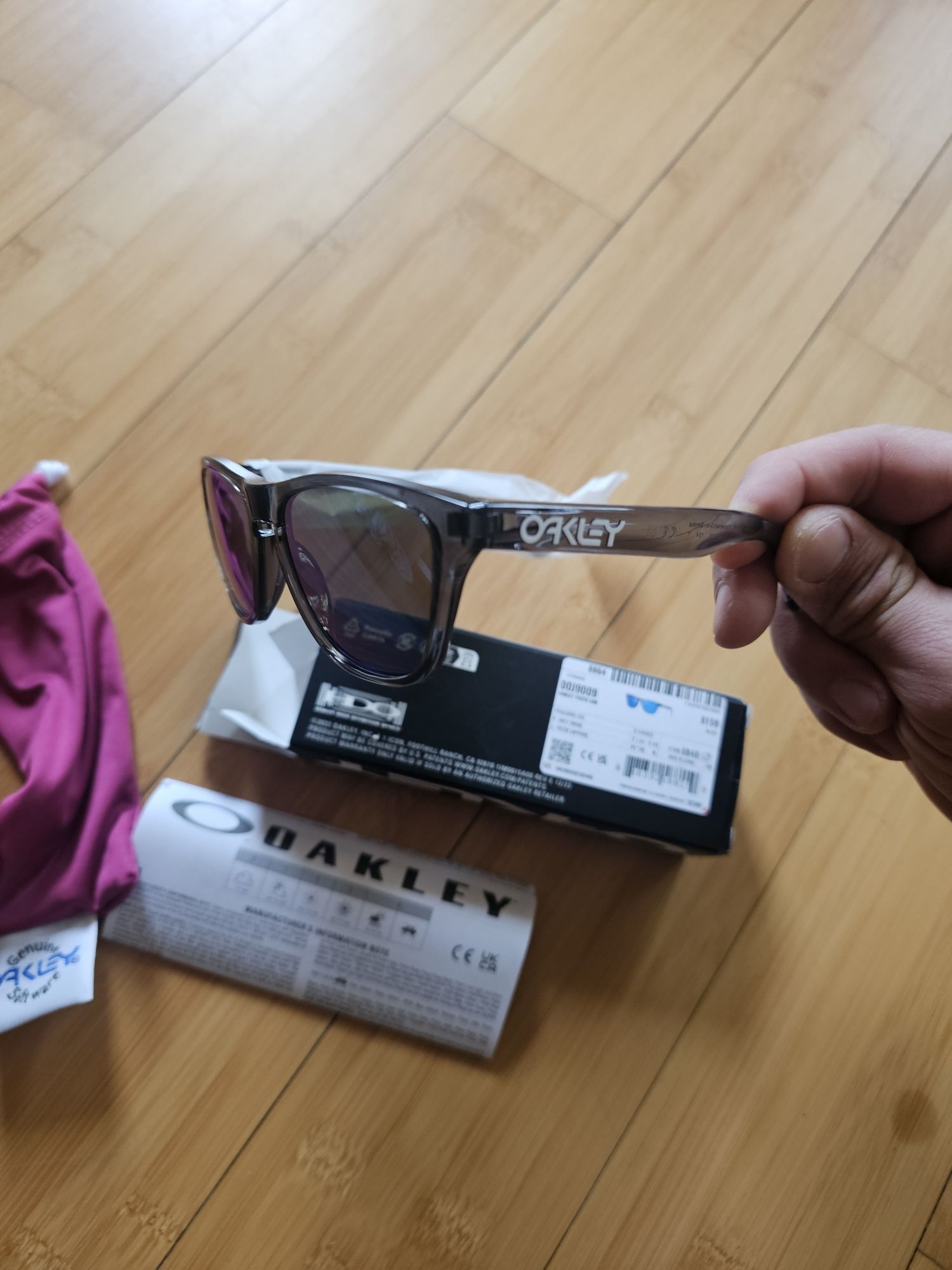 Чисто нови Oakley очила за деца - Frogskins XXS