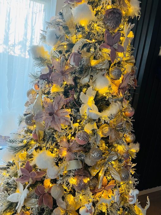 Brad de Craciun artificial pe segmenti alb verde