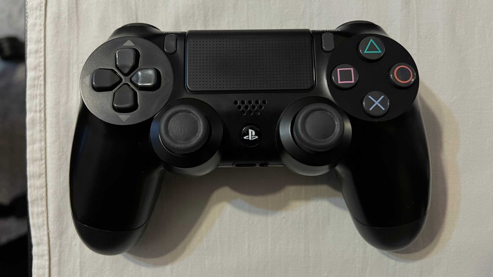 PlayStation 4 Pro 1TB (CUH-7016B) + 2 игри + вертикална стойка