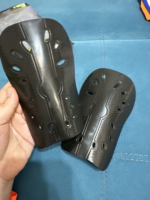 Щитки футбольные