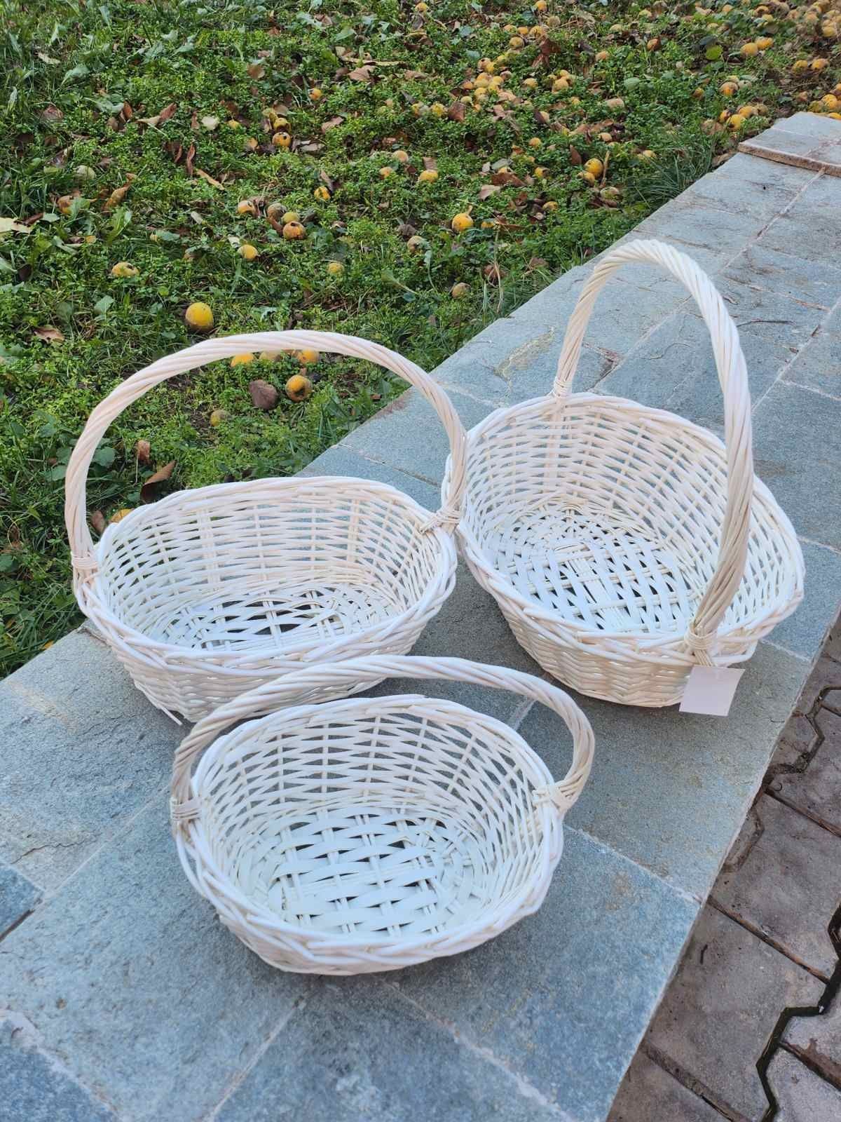 Овални бели и кафяви плетени кошници