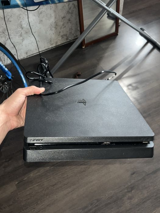 Продам Sony Playstation 4