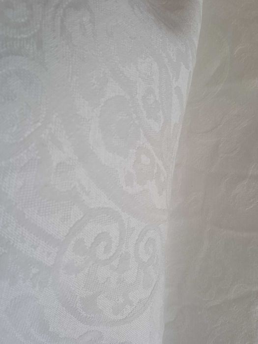 Ленена покривка за кръгла маса