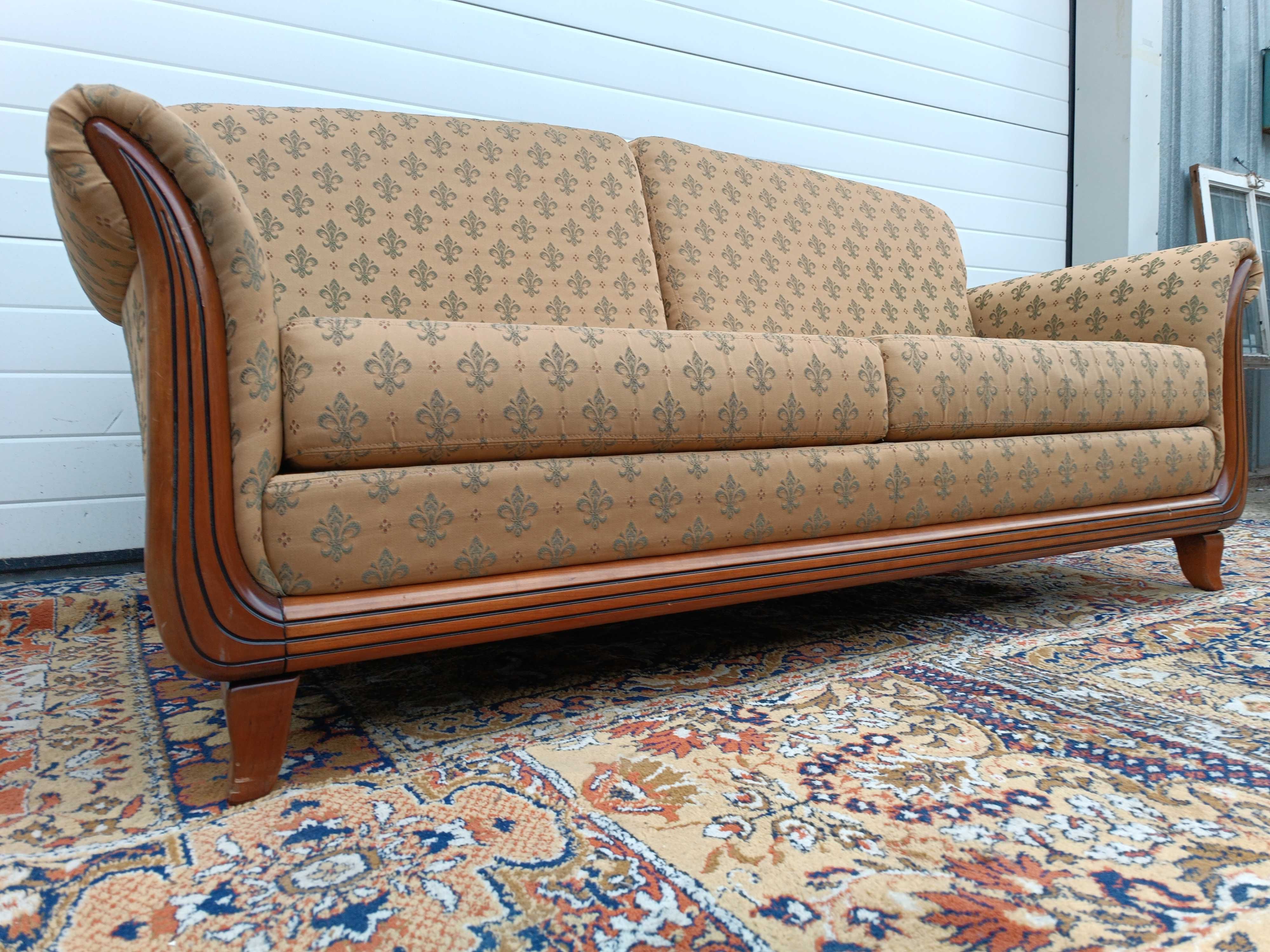 Страхотен старинен диван с изящни извивки  в отлично състояние.