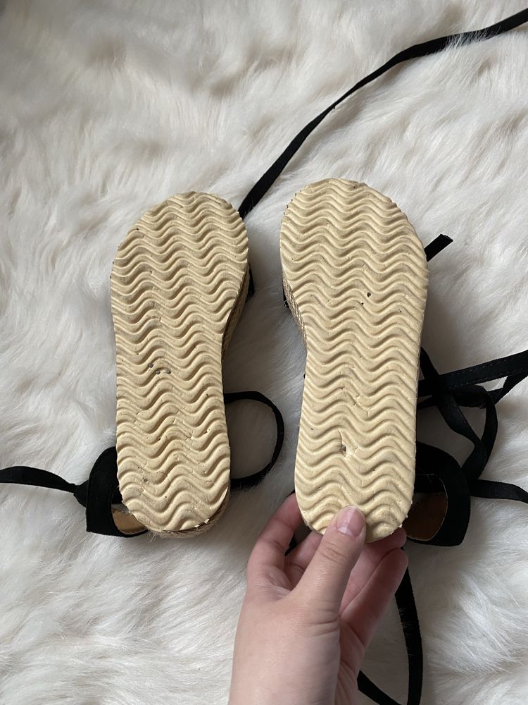 Sandale cu talpa inalta