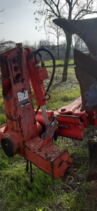 Plug reversibil cu 3 cormane