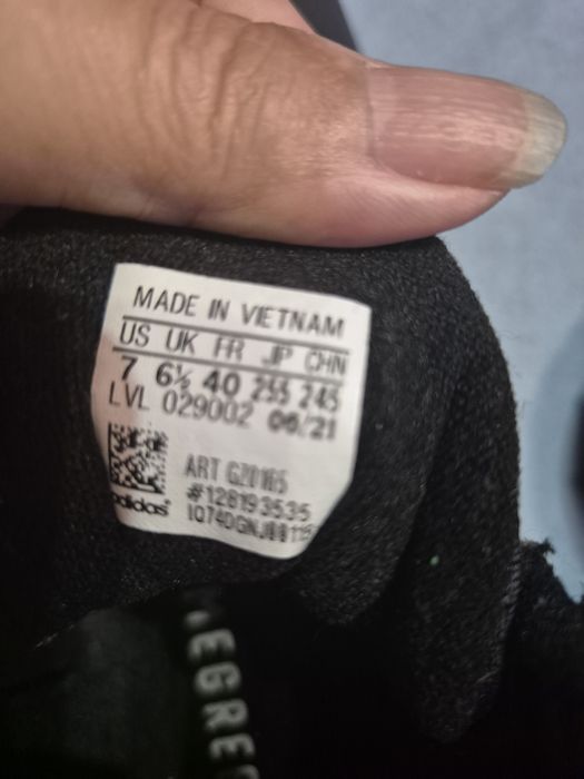 Vând ghete sport firma adidas