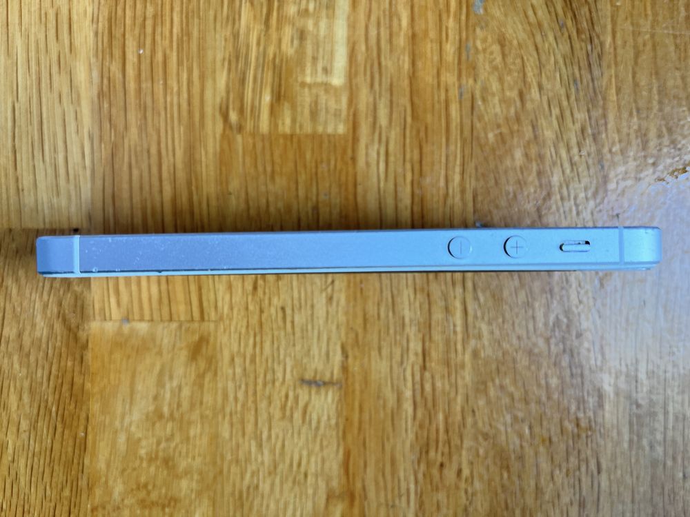 Iphone SE 64 GB сребрист
