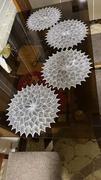 Продаётся стол и 4 стула для кухни