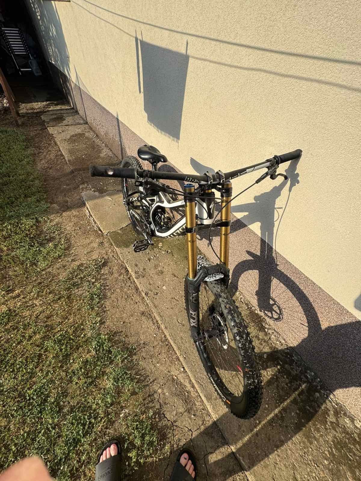 Продавам demo 8 carbon