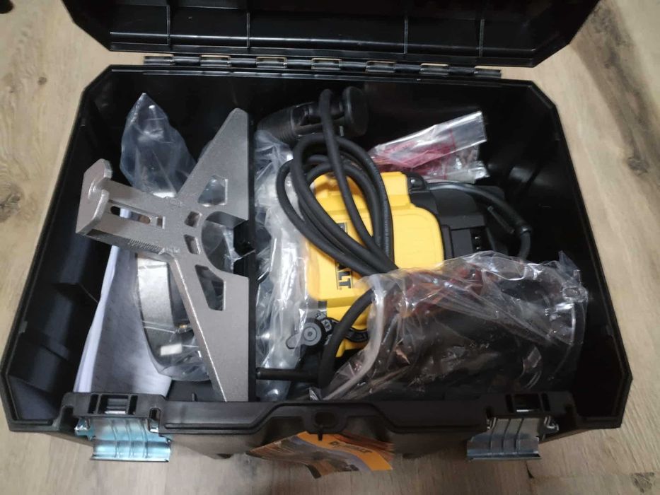 Masina de frezat DEWALT DWE625KT