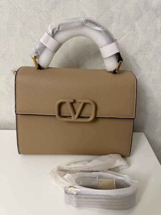 Сумка бежевого цвета.