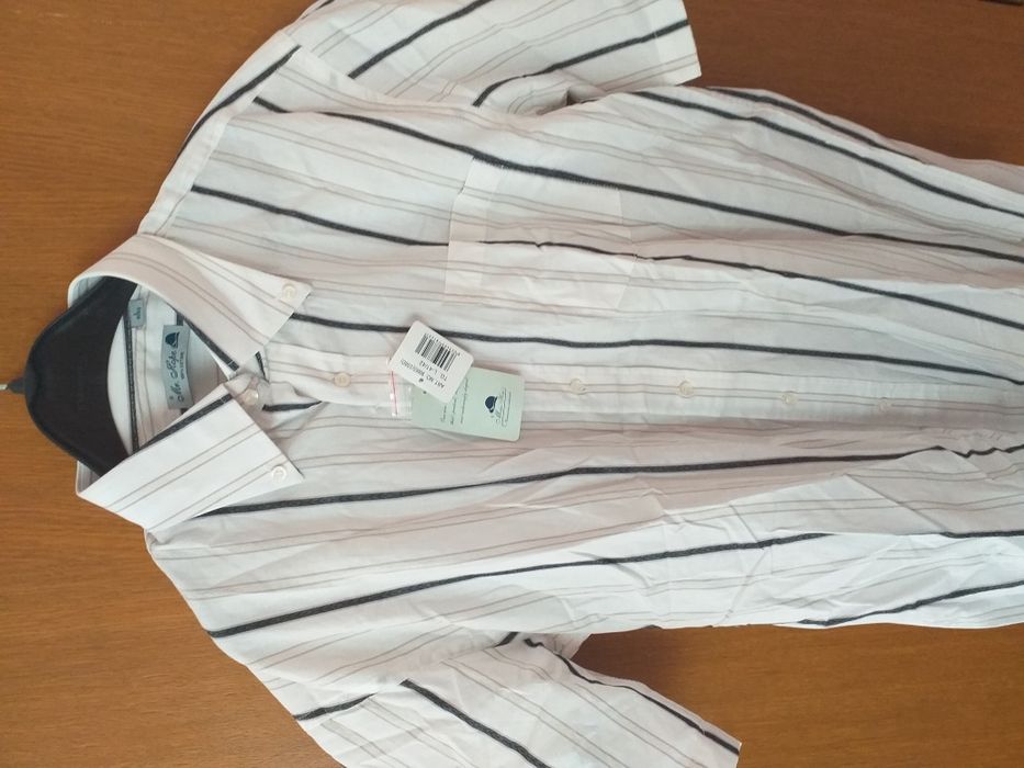 Cămăși noi cu eticheta