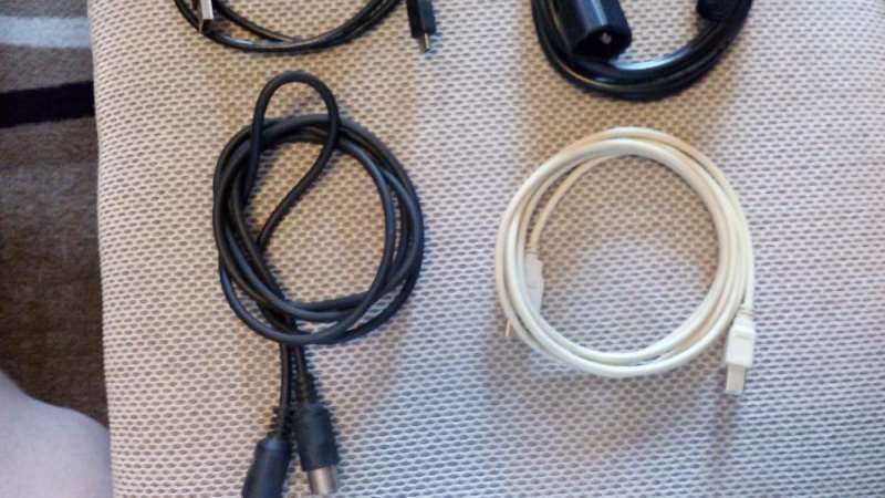 Различни видове аудио кабели , HDMI, захранващи кабели и USB кабели