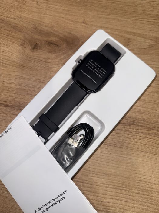 Смарт часовници чисто нови