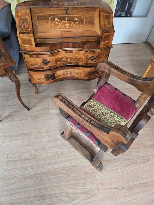 Продавам стара масичка със украса от седеф.