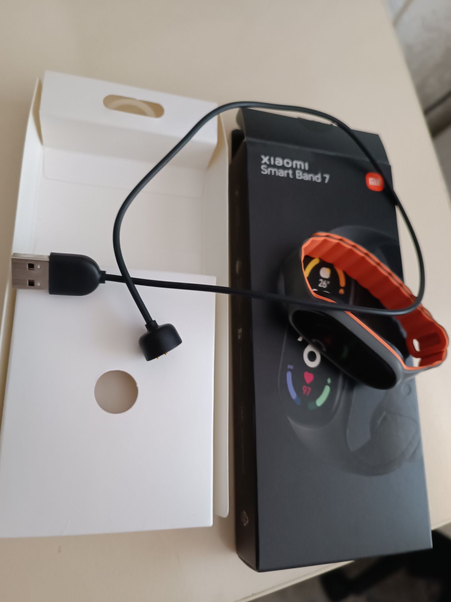 Mi band 7  в идеальном состоянии. В комплекте с дорогим магнитным  рем