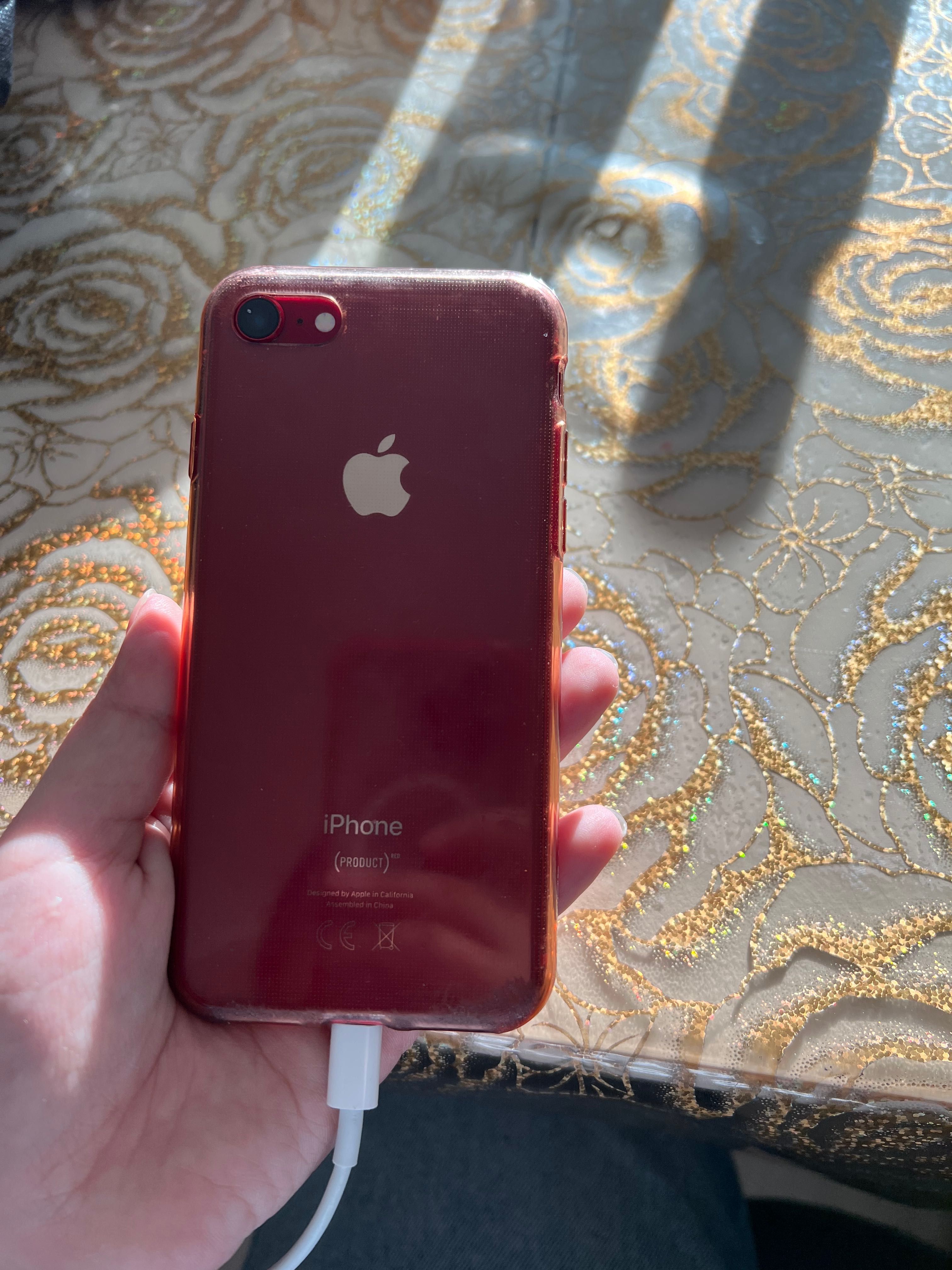 iPhone 8 Red, в отличном состоянии