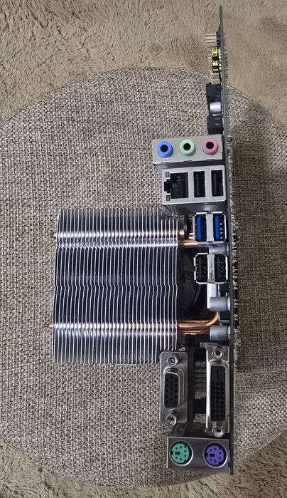 Pachet: placa de baza + procesor + ventilator