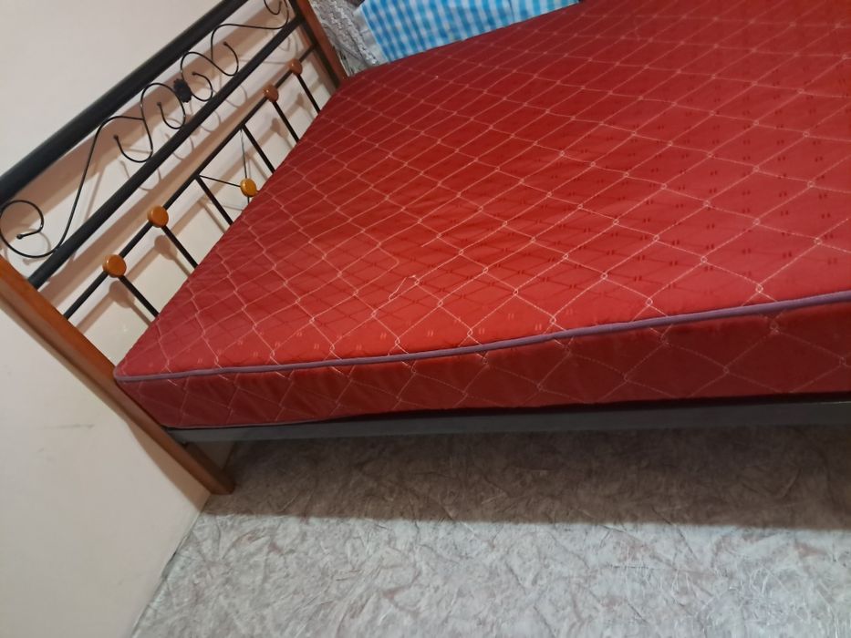 Двухспальная кровать с матрасом.