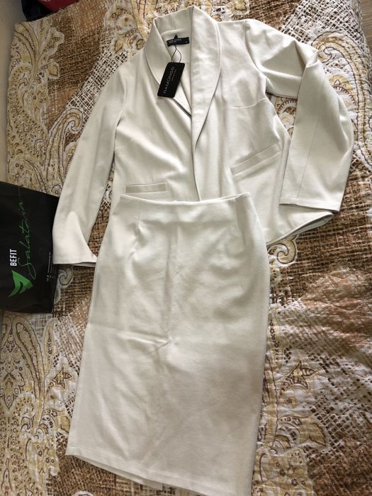 Продается костюм ( жакет с юбкой ).