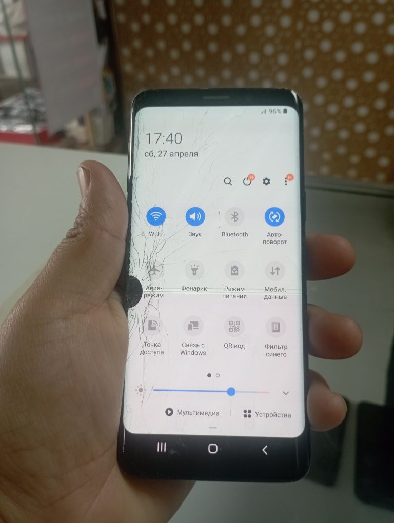 Samsung s 9 plata bor seliy telifon bilan. Ekrani singan