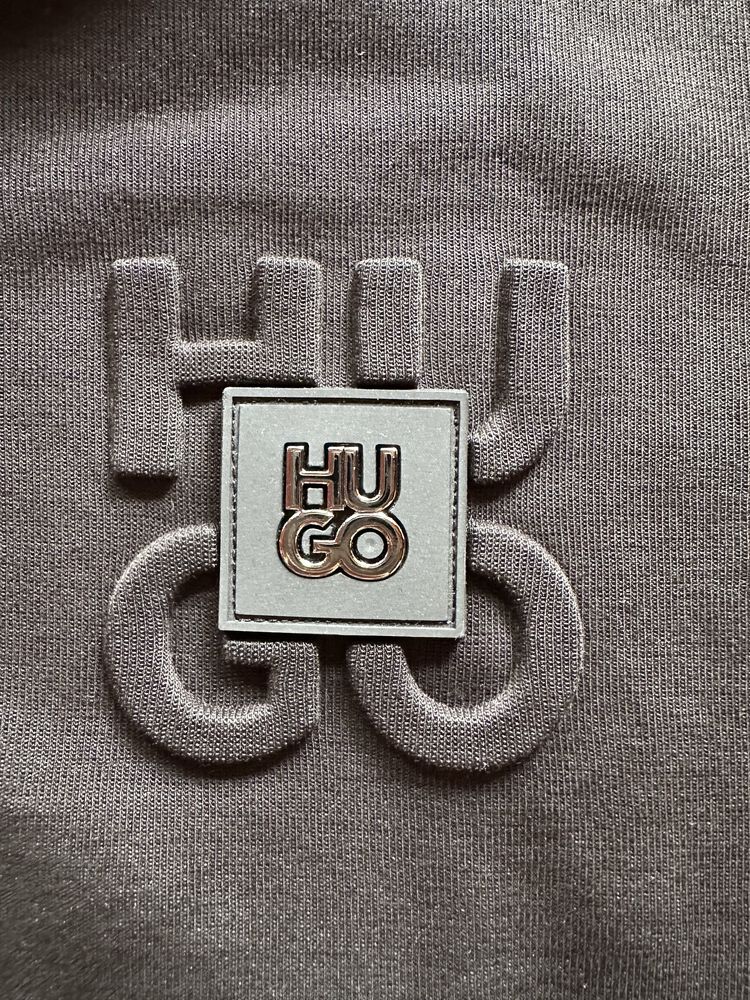 Мъжки,памучен,черен екип Hugo BOSS с метално,изпъкнало лого