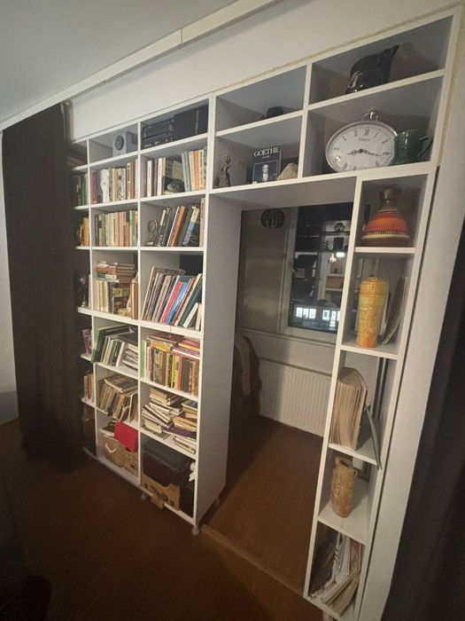 De vânzare Biblioteca ,fara transportt