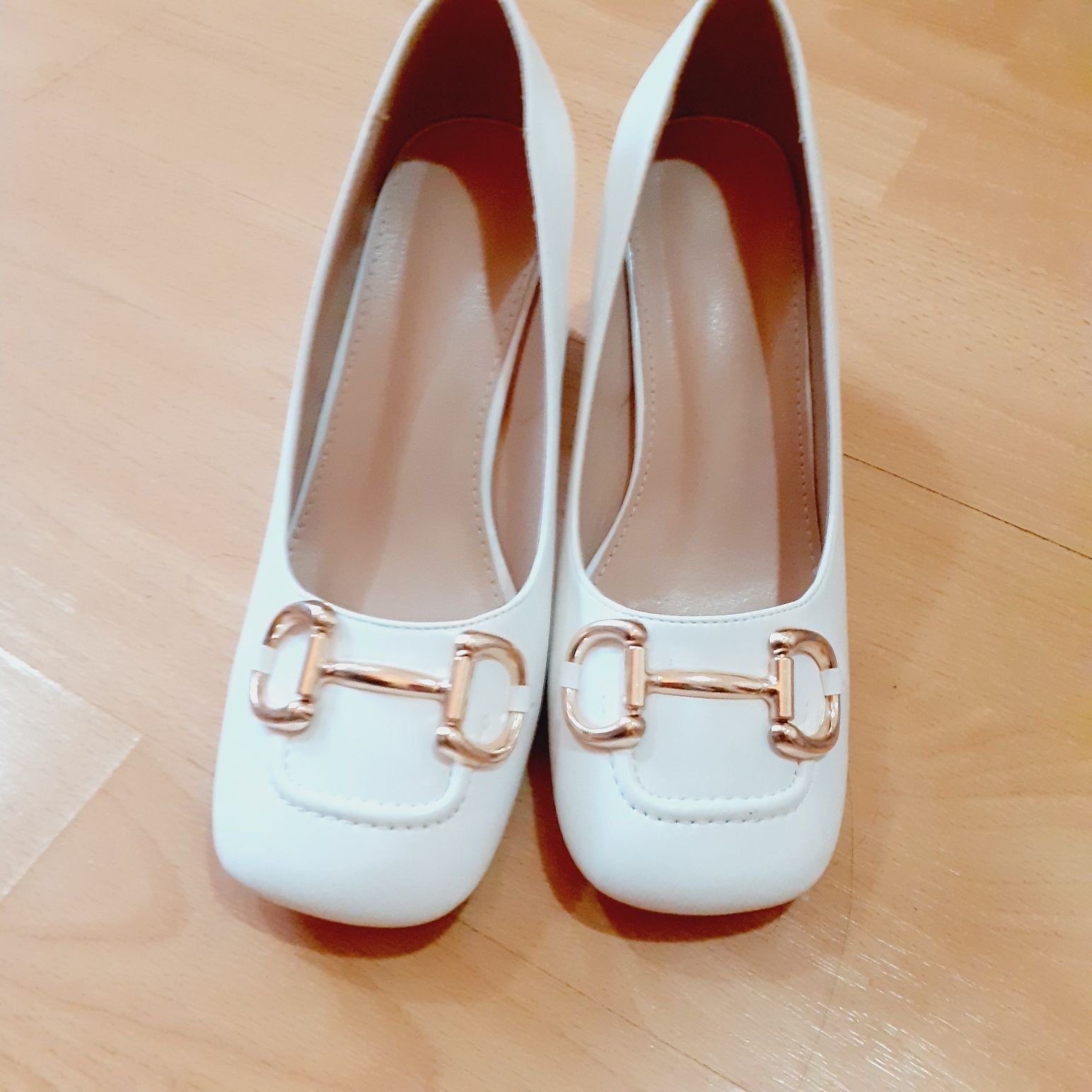Бели, елегантни обувки