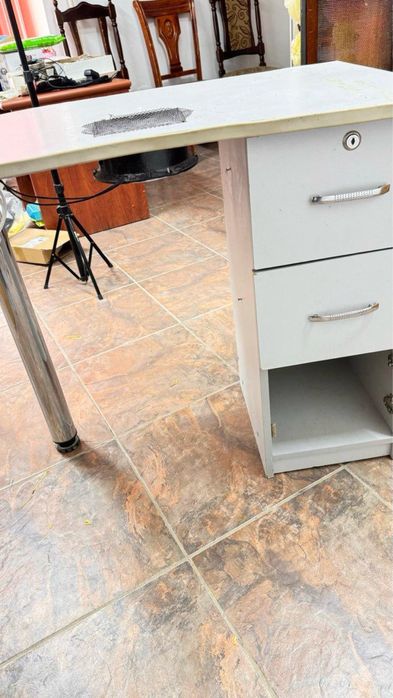 Стол маникюрный с пылесосом