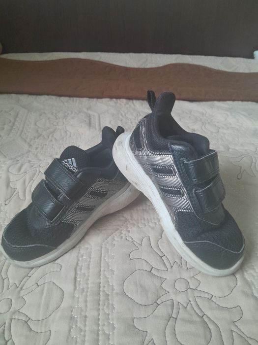Incaltaminte Adidas și Clarks, marimea 22