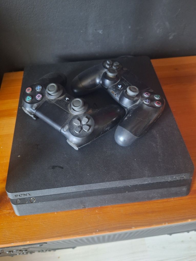 PS4 Pro 1TB + 2 controlere