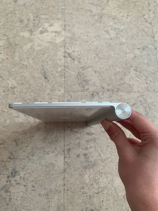 Оригинална Apple клавиатура с батерии