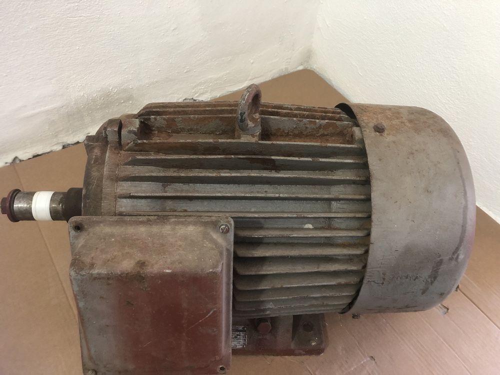 Vând motor trifazat de 13Kw cu două viteze