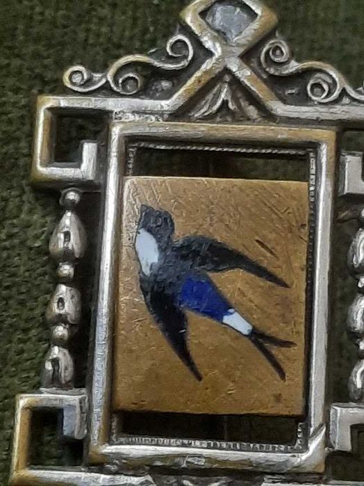 broșă cu rândunică în zbor pictată pe email