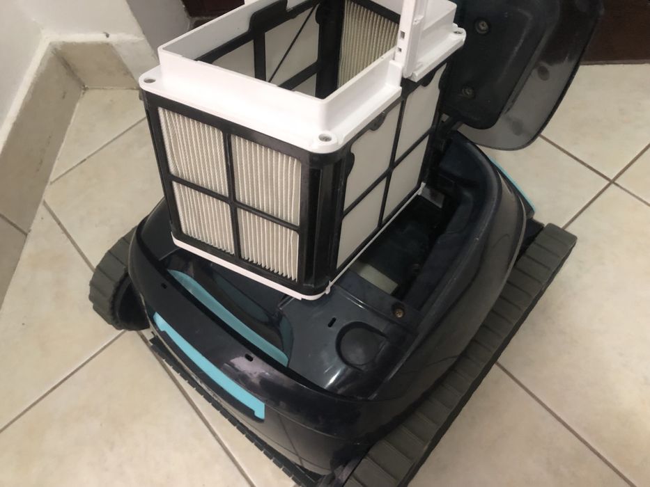 Robot aspirator piscina fara fir Dolphin Liberty 300 sau s300