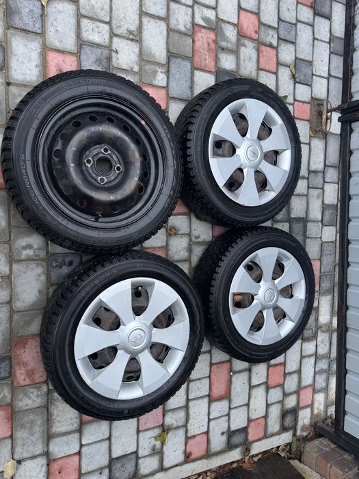 Зимние шины Maxxis 185/60/15  с дисками в отличном состояние