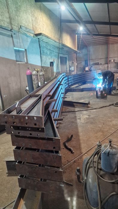 Confecționez o gamă largă de structuri metalice