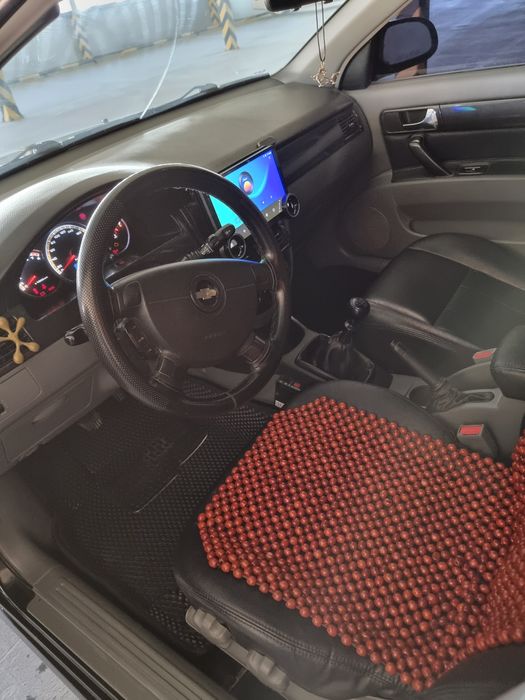 Lacetti 1.8 sotiladi