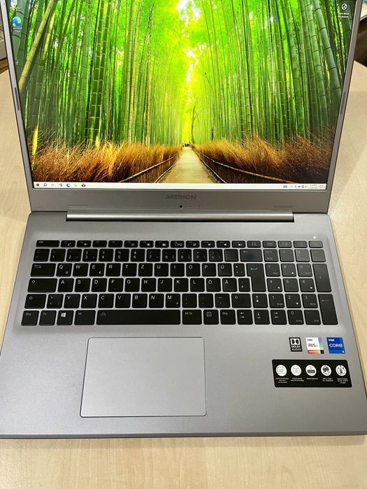 Laptop ca nou, Ecran 17,3 Full HD IPS, procesor Intel Generatia 11