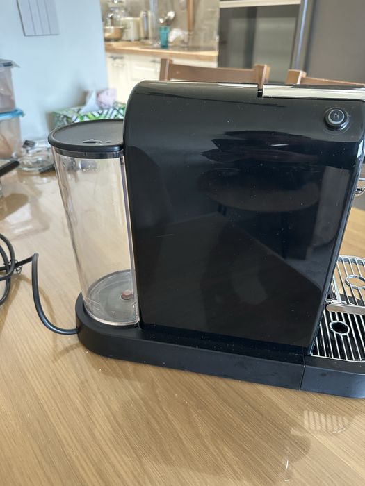 Кафемашина Nespresso с уред за топло и студена млечна пяна и стойка