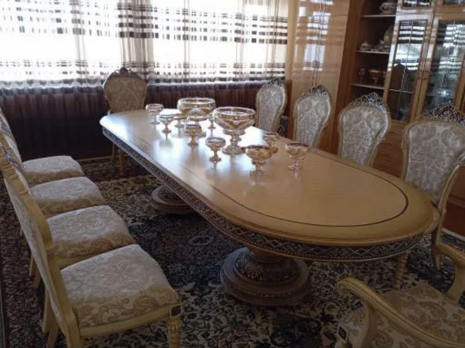 Hashamatli mebel sotiladi