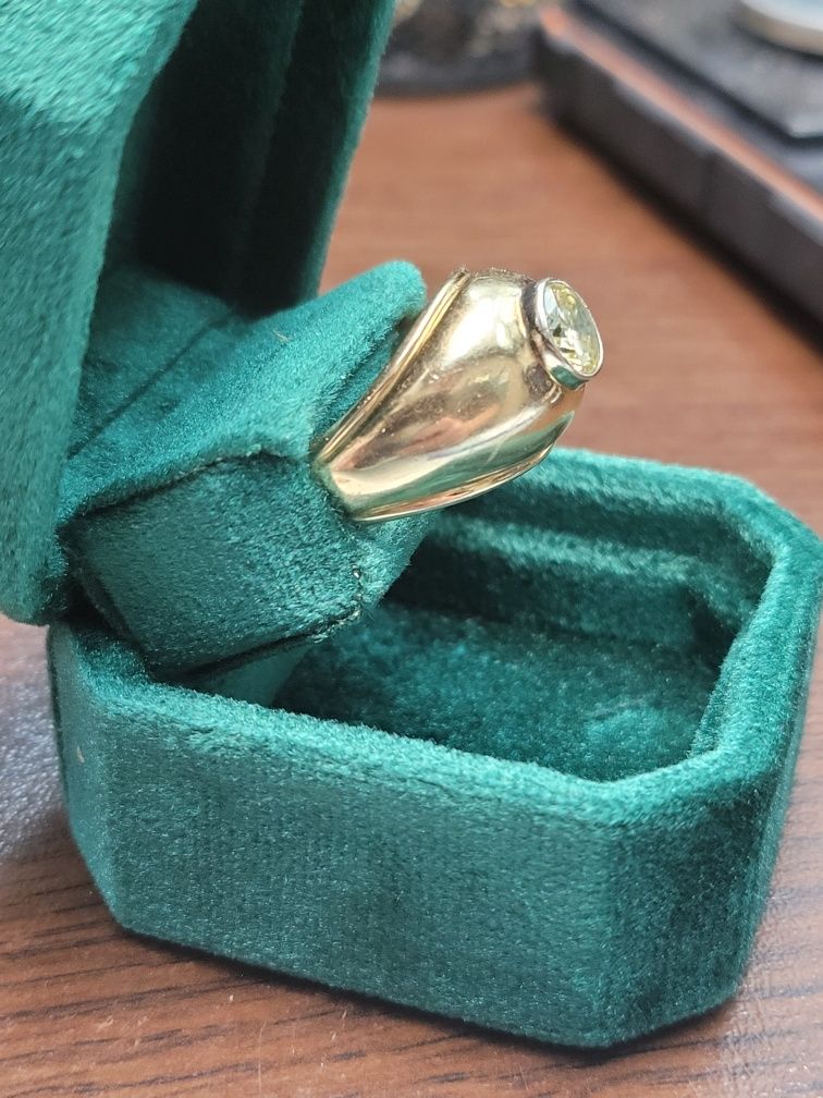 Златен пръстен с диамант (1ct +)