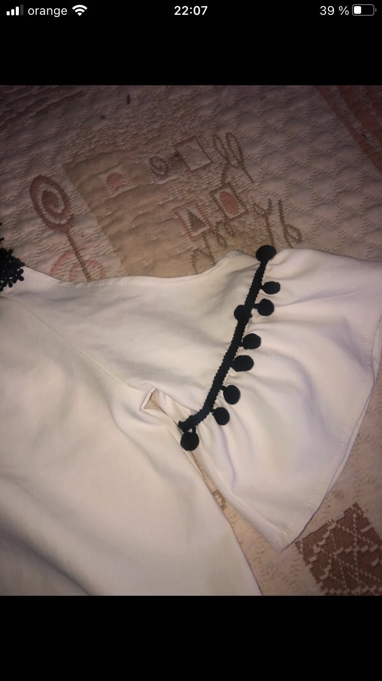 Rochie albă cu mâneci clopot impecabila