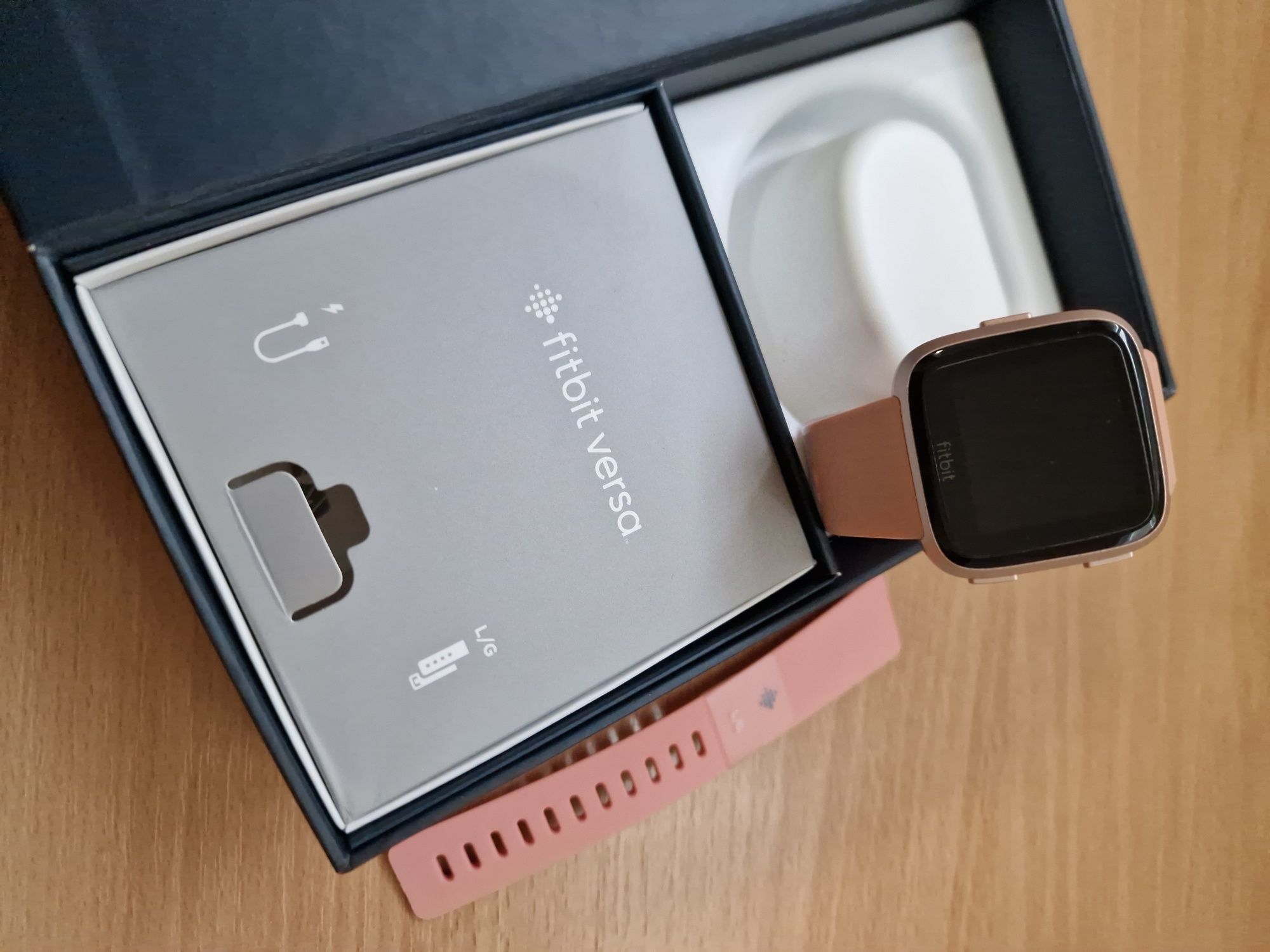 Смарт часовник Fitbit Versa + аксесоари