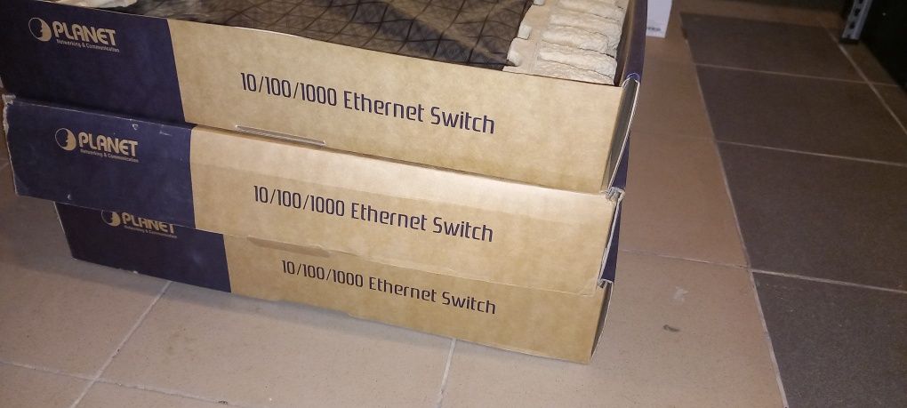 Switch cu management planet 28 Porturi 10/100/1000Mbps, 4 sloturi SFP